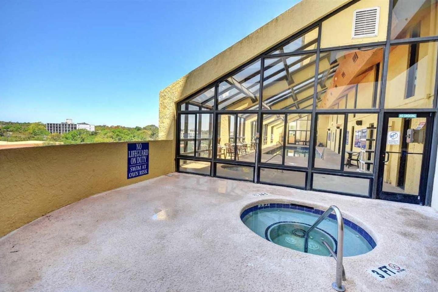 Oversized Ocean View Queen Suite With Beautiful Fireplace And Accents - Sleeps 4 Guests! Myrtle Beach Quarto foto
